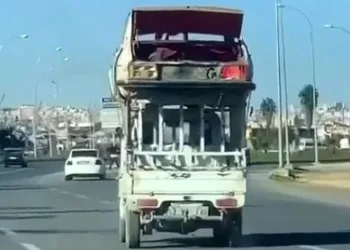 Kamyonet üzerinde araba taşıdılar