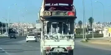 Kamyonet üzerinde araba taşıdılar