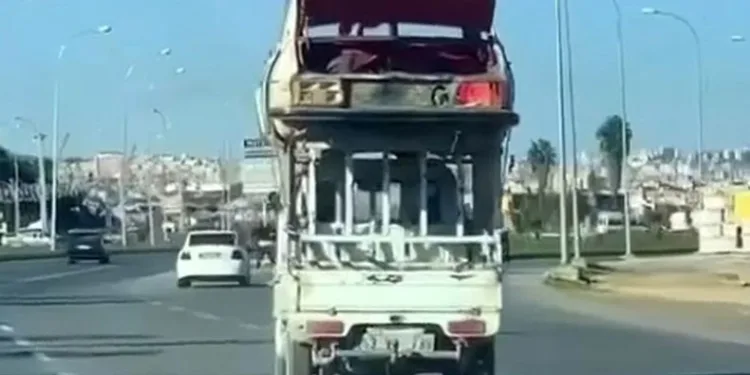 Kamyonet üzerinde araba taşıdılar