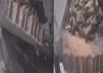 Kepçenin vurduğu duvar yerle bir oldu