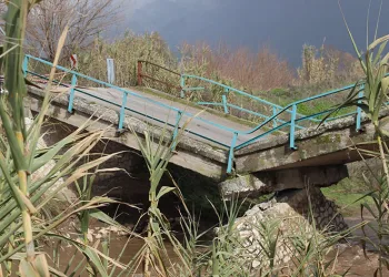 Köprü yıkıldı, dere yataklarında heyelan oldu