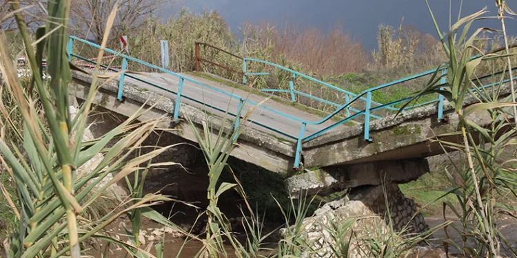 Köprü yıkıldı, dere yataklarında heyelan oldu