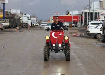 Hurda otomobil malzemelerinden traktör yaptı