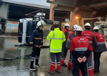 Mardin’de hafriyat kamyonu devrildi