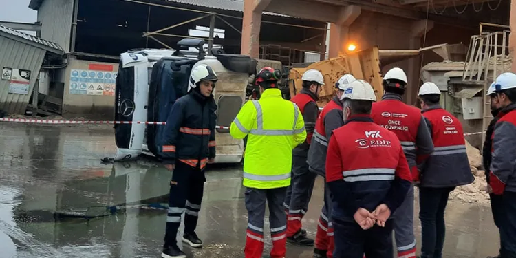 Mardin’de hafriyat kamyonu devrildi