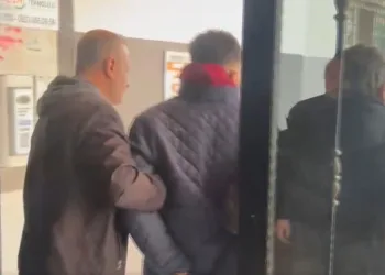 Hırsızlık için girdiği evde suçüstü yakalandı