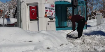 Bitlis’te 15 köy yolu kardan dolayı kapalı