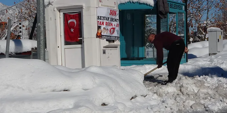 Bitlis’te 15 köy yolu kardan dolayı kapalı
