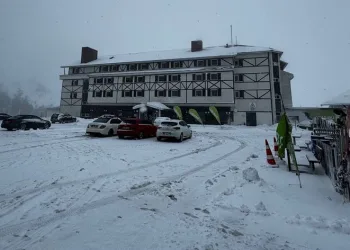 Kartalkaya’da kar yağışı başladı