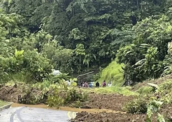 Kolombiya’da otoyolda toprak kayması