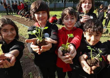 Başkan Erdem öğrencilerle fide dikti