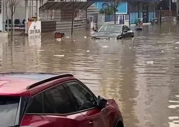 Sağanağın vurduğu İzmir yarım gün tatil edildi