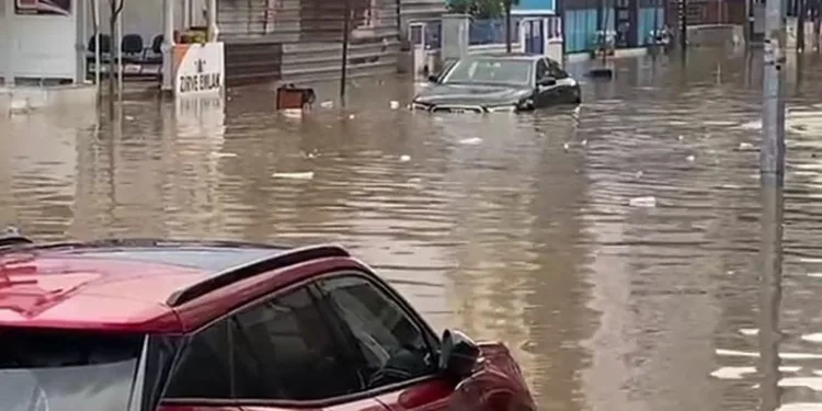 Sağanağın vurduğu İzmir yarım gün tatil edildi