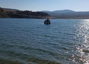 Traktörüyle girdiği baraj gölünde mahsur kaldı