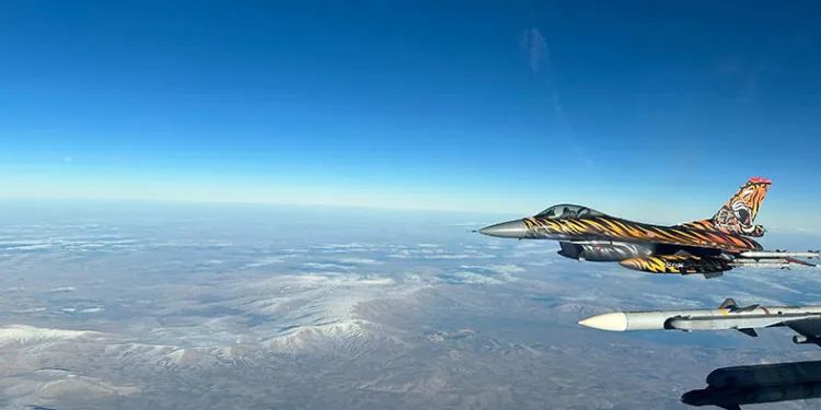 Türk savaş uçakları eğitim görevinde