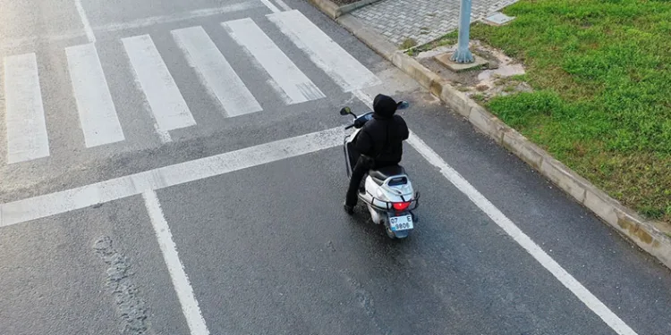Trafikte cep telefonu kullanan sürücülere denetim