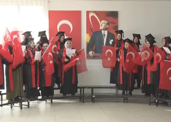 “Okumanın yaşı yok” deyip kepleri fırlattılar