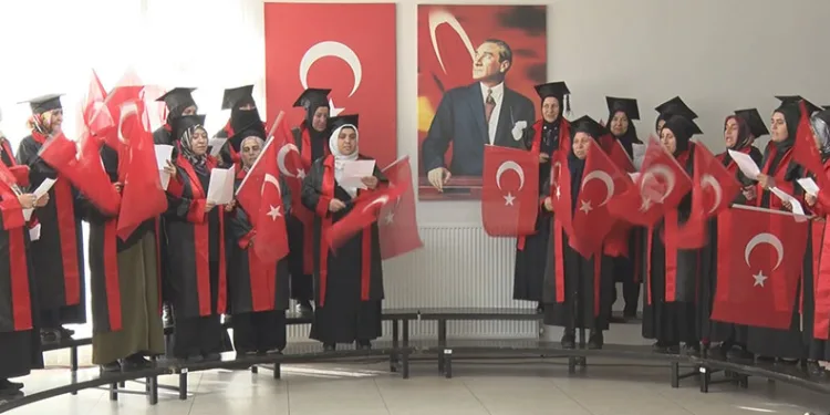 “Okumanın yaşı yok” deyip kepleri fırlattılar