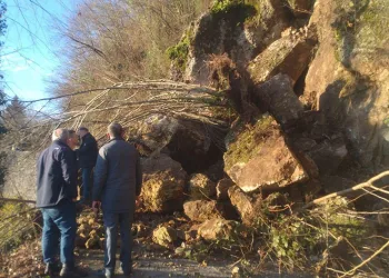 Düşen kayalar yolu ulaşıma kapattı