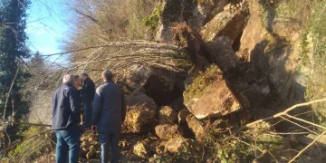 Düşen kayalar yolu ulaşıma kapattı