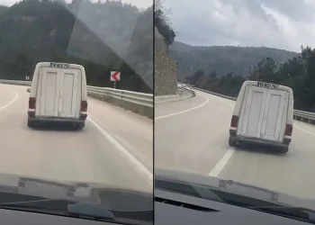 Bursa’da otomobilinin bagaj kapağını plastik kapı yaptı