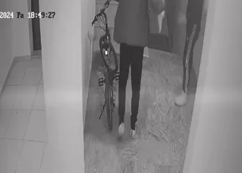 Ayakkabı hırsızları kameralara yakalandı