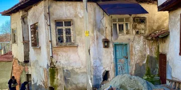 Metruk binalar tehlike saçıyor