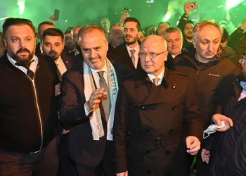 Alinur Aktaş’a coşkulu karşılama
