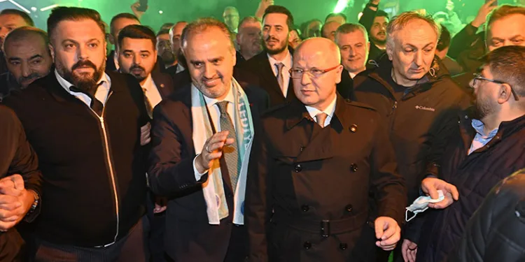 Alinur Aktaş’a coşkulu karşılama