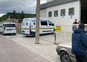 Pres makinesi ile duvar arasında sıkıştı