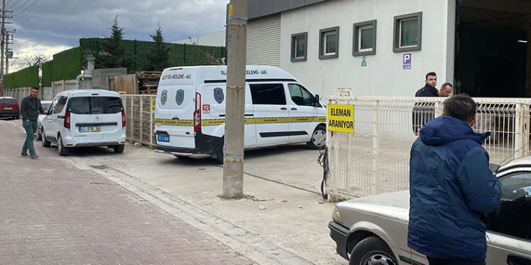 Pres makinesi ile duvar arasında sıkıştı