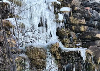 Bilecik’te süs şelalesi dondu