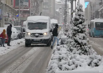 Van’da kar yağışı hayatı olumsuz etkiledi