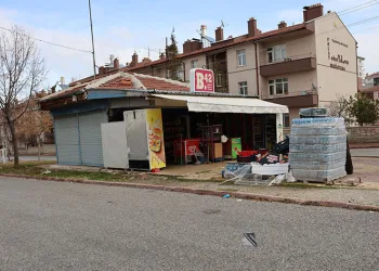 Araba kullanmayı öğrenen sürücü büfeye daldı