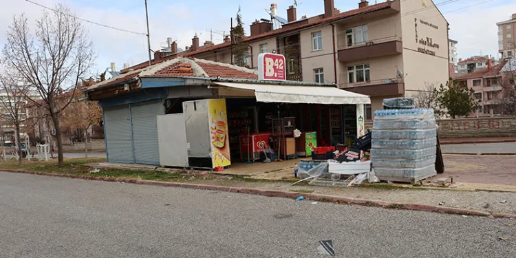 Araba kullanmayı öğrenen sürücü büfeye daldı