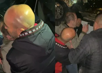 Takla atan aracın şoförünü çıkarmak için seferber oldu