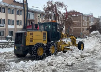 Günde 40 kamyon kar ilçe dışına atılıyor