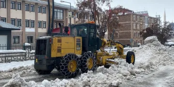 Günde 40 kamyon kar ilçe dışına atılıyor