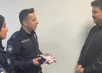 Çinliye Türk polisinden yardım
