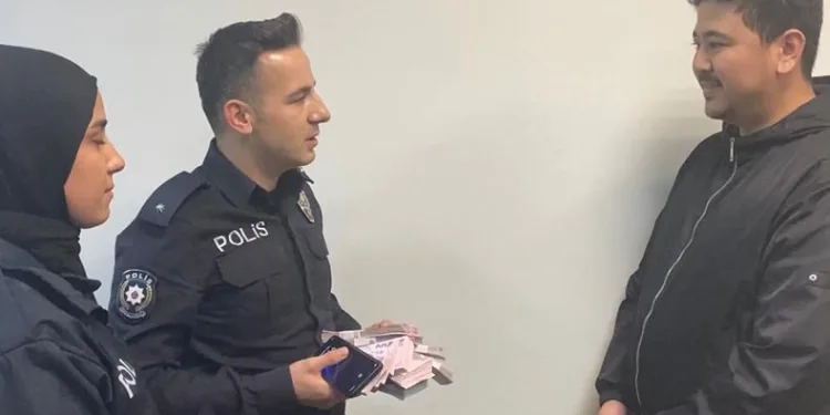 Çinliye Türk polisinden yardım