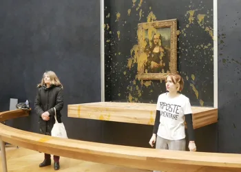 Mona Lisa tablosuna çorba fırlattılar