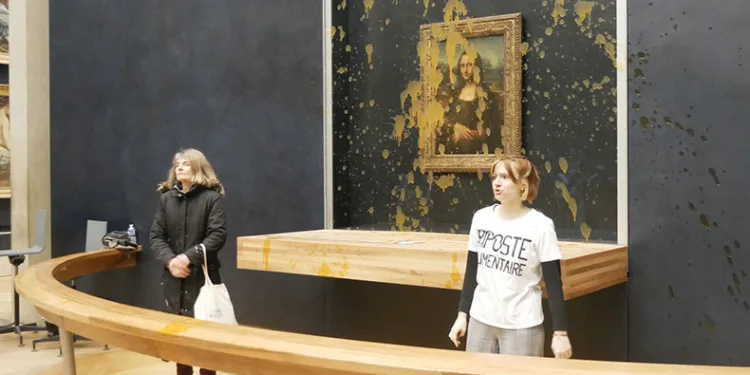 Mona Lisa tablosuna çorba fırlattılar