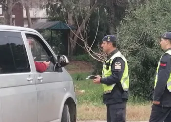 Jandarma alkolmetreyi üfletmek için yarım saat dil döktü