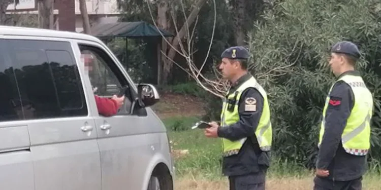 Jandarma alkolmetreyi üfletmek için yarım saat dil döktü