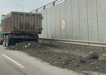 Kapak açılınca moloz karayoluna döküldü