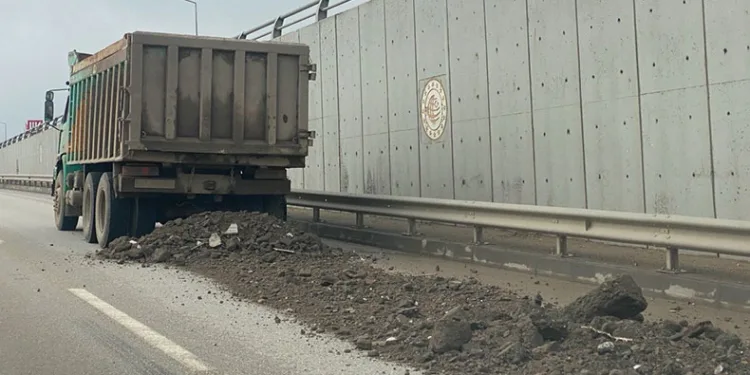 Kapak açılınca moloz karayoluna döküldü