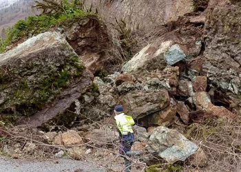 Heyelan nedeniyle Santa Yolu ulaşıma kapandı