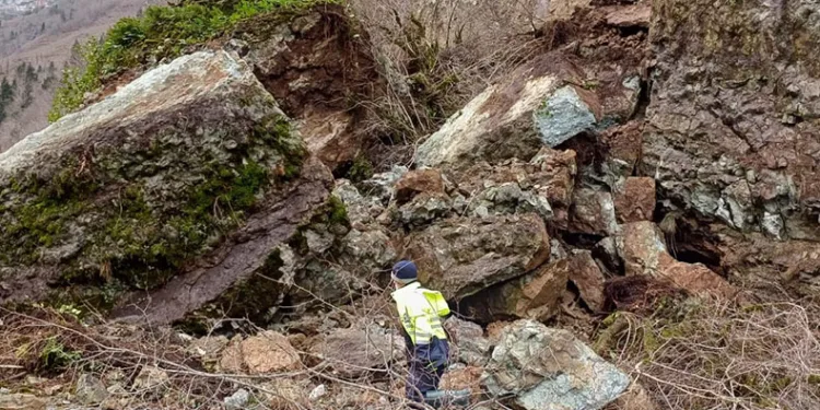 Heyelan nedeniyle Santa Yolu ulaşıma kapandı