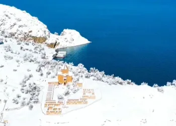 Akdamar Adası beyaz gelinliğini giydi
