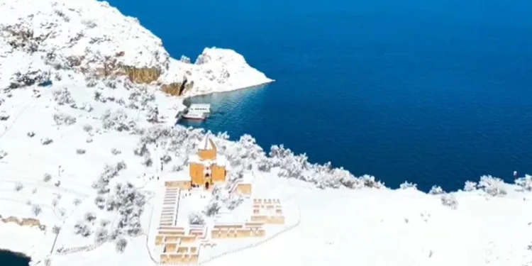 Akdamar Adası beyaz gelinliğini giydi